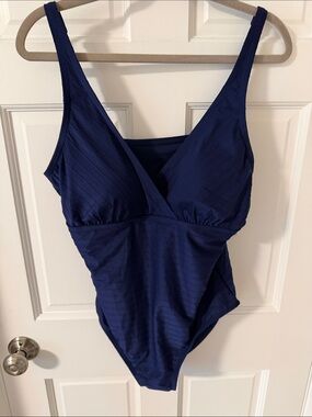 NWT Lands' End Women's Navy Ribbed V-Neck One Piece Swimsuit Size Large 14-16